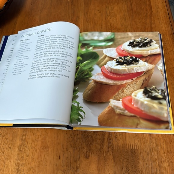 Chicken cookbook. 2007. Hardback. 9”x11 1/2”. Pictures and recipes. New cond - Picture 3 of 5